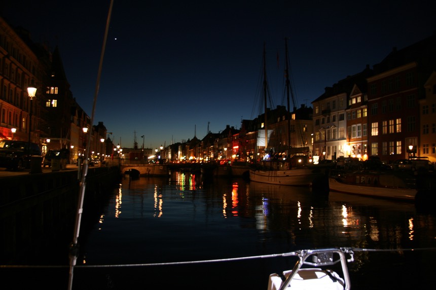 050212 35 Enjoying the lights of Nyhavn
