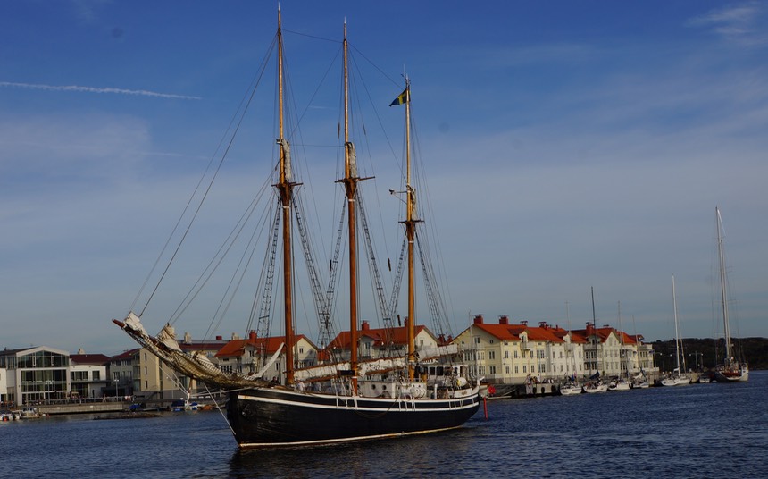 090713 14 Tall Ship Manovering Marstrand