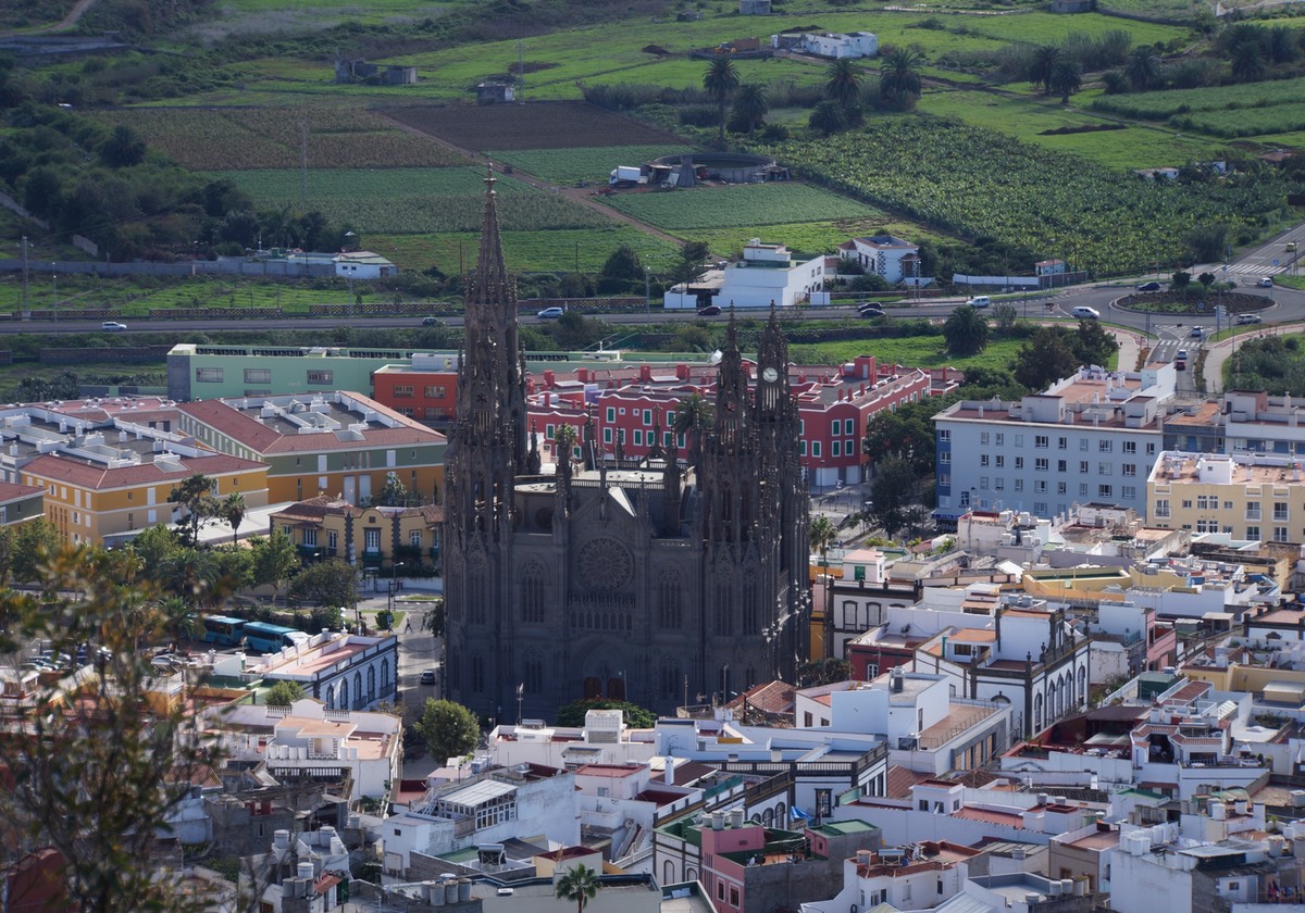 112012 23 the lookout at Arucas and the cathedral literally in the centre