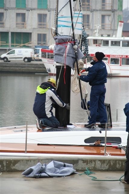12 Stepping the Mast