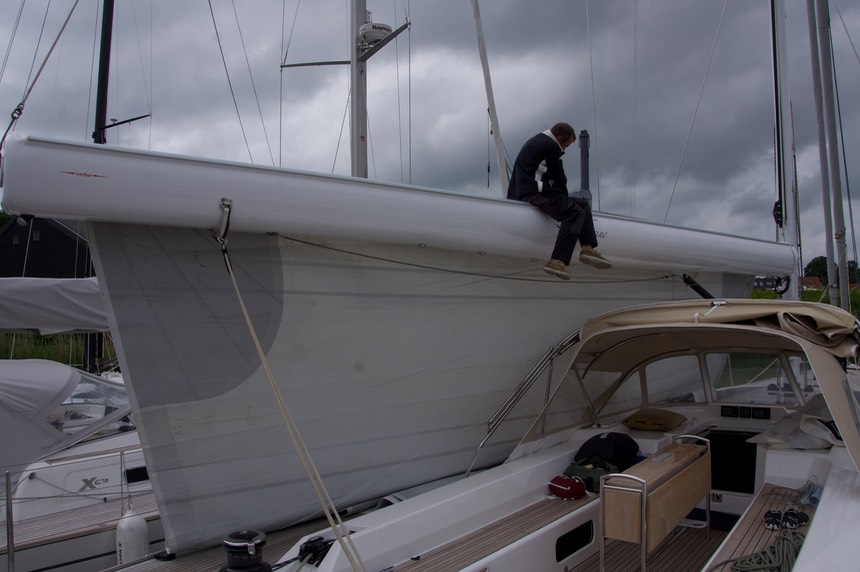 140601 1 Main sail going back on