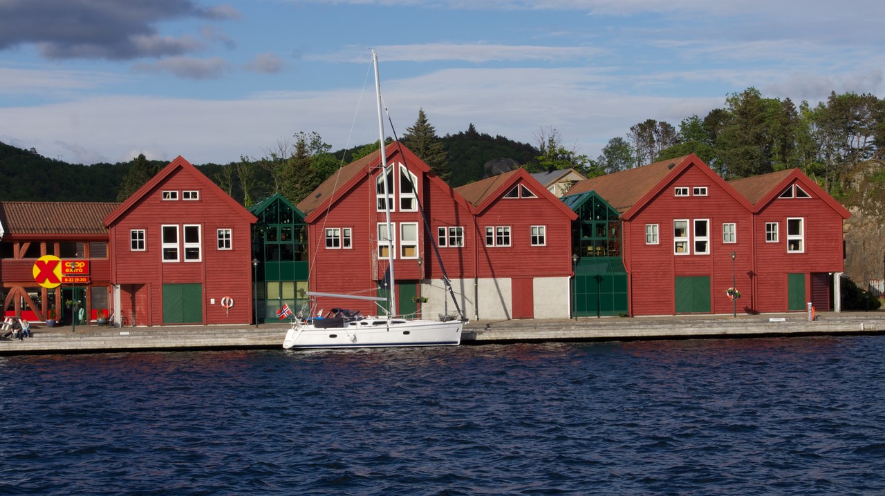 140604 5 Farsund Harbour the side with the unexpected shelf