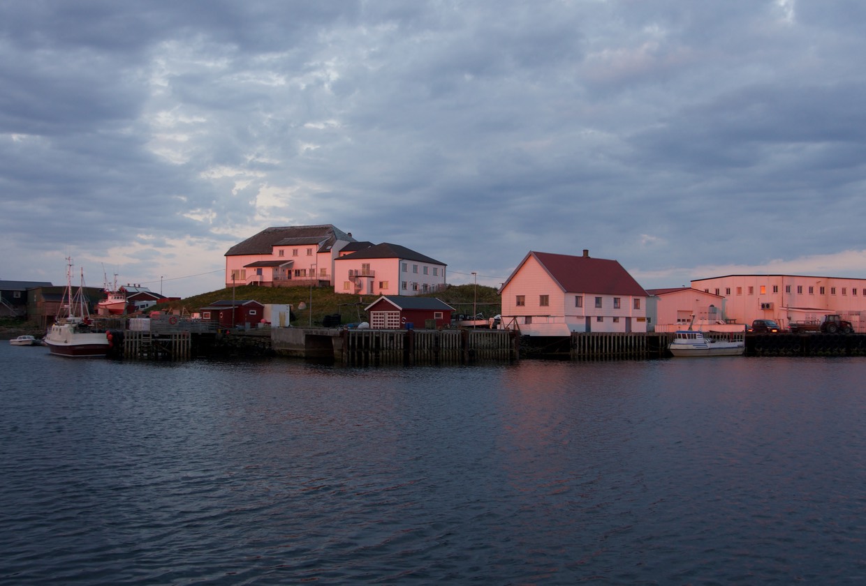 140708 1 1am and Midnight sun setting over Rost