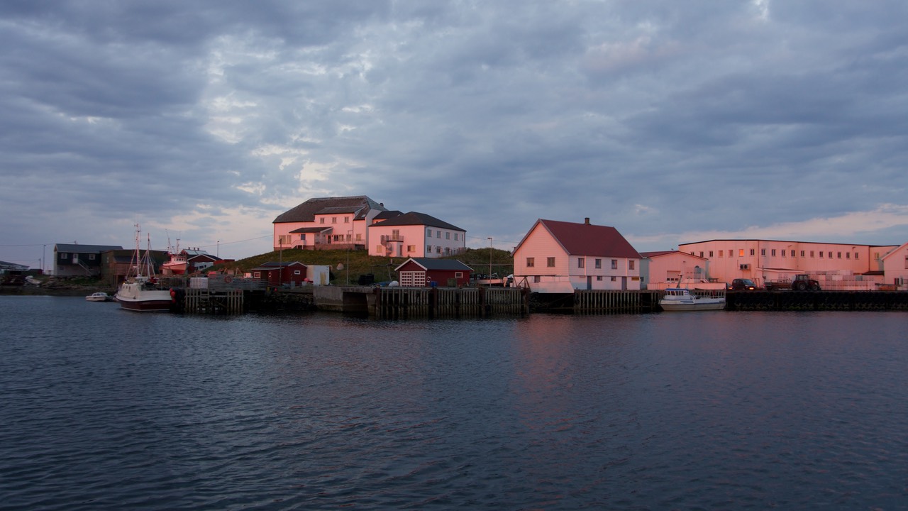 140708 1 1am and Midnight sun setting over Rost
