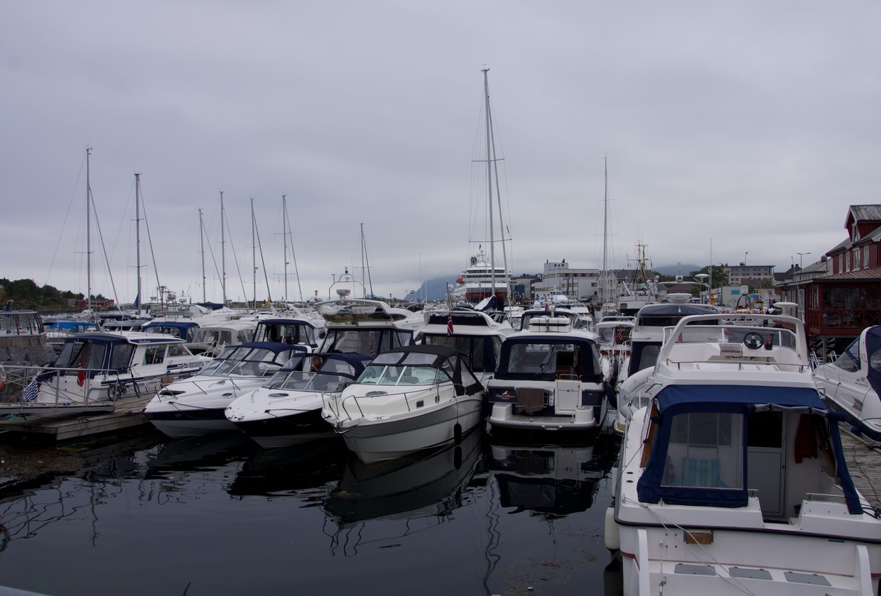 140718 27 Bronnoysund Harbour full for the Roots Festival