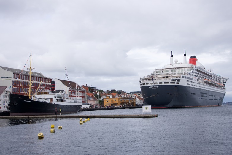 140816 2 Queen Mary 2 in town