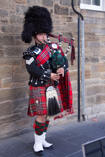 140826 5 Edinburgh Buskers Scottish Style