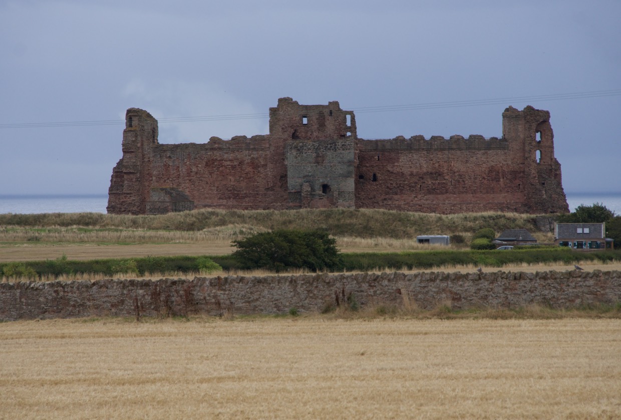 140828 11 Heading to North Berwick Tantallon Castle 1350
