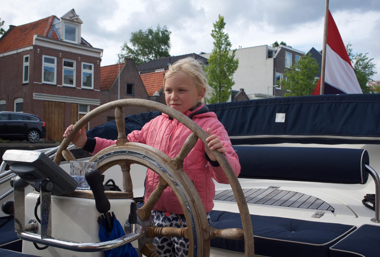 150530 27 Sloop tour to Amsterdam Central Canal tour Noor Concentrating Captain