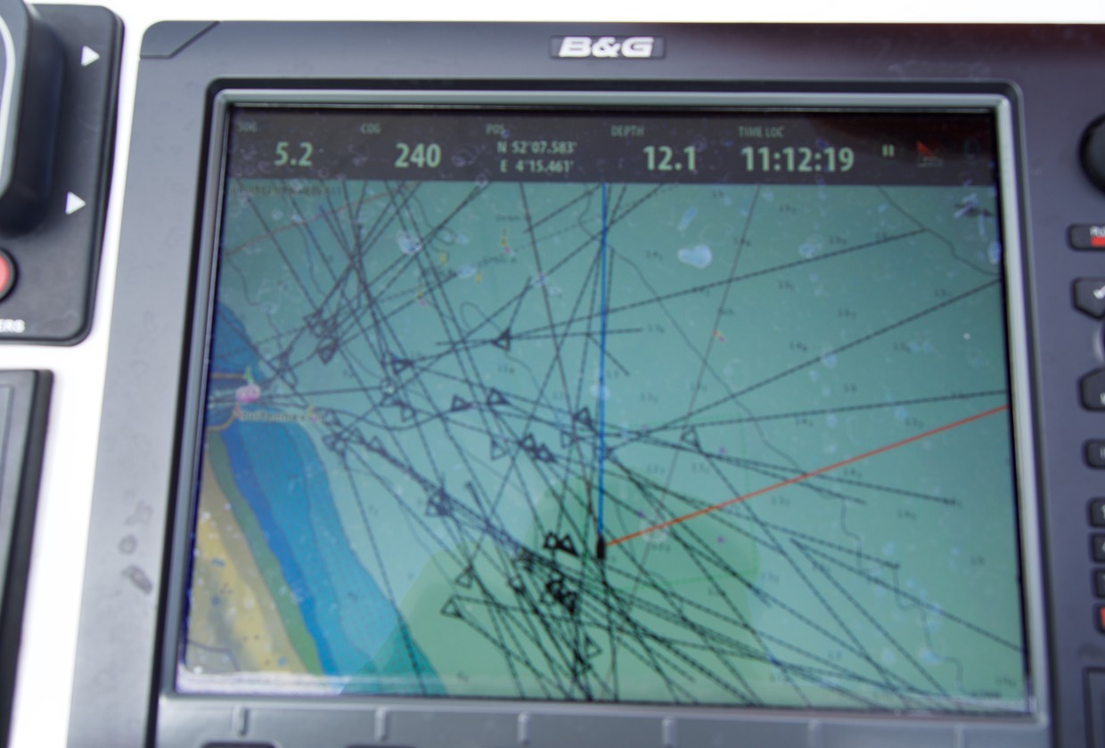 150620 7 Volvo race start traffic