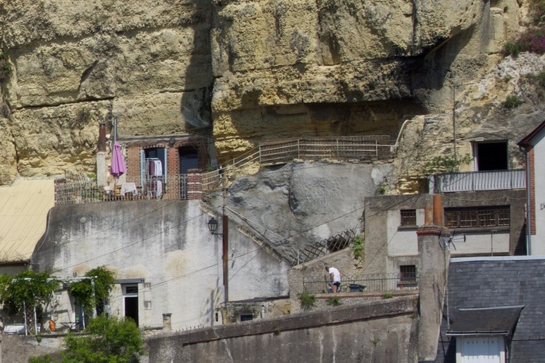 160708 4 Rochecorbon near Vouvray Homes in the hill