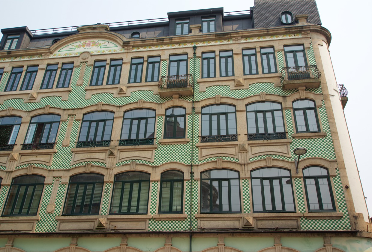 160812 Porto More tiled buildings