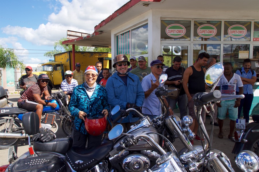 161126 20 Holguin to Guantanamo Cuba Fuelling always created a crowd
