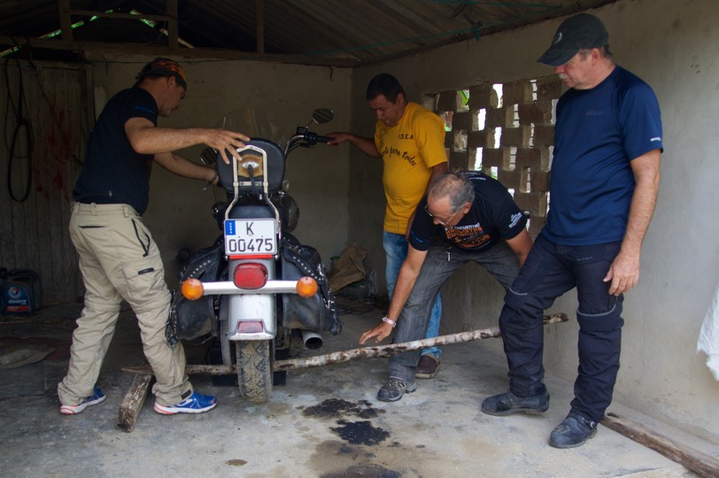 161127 37 Holguin Ride Day Repair team at work