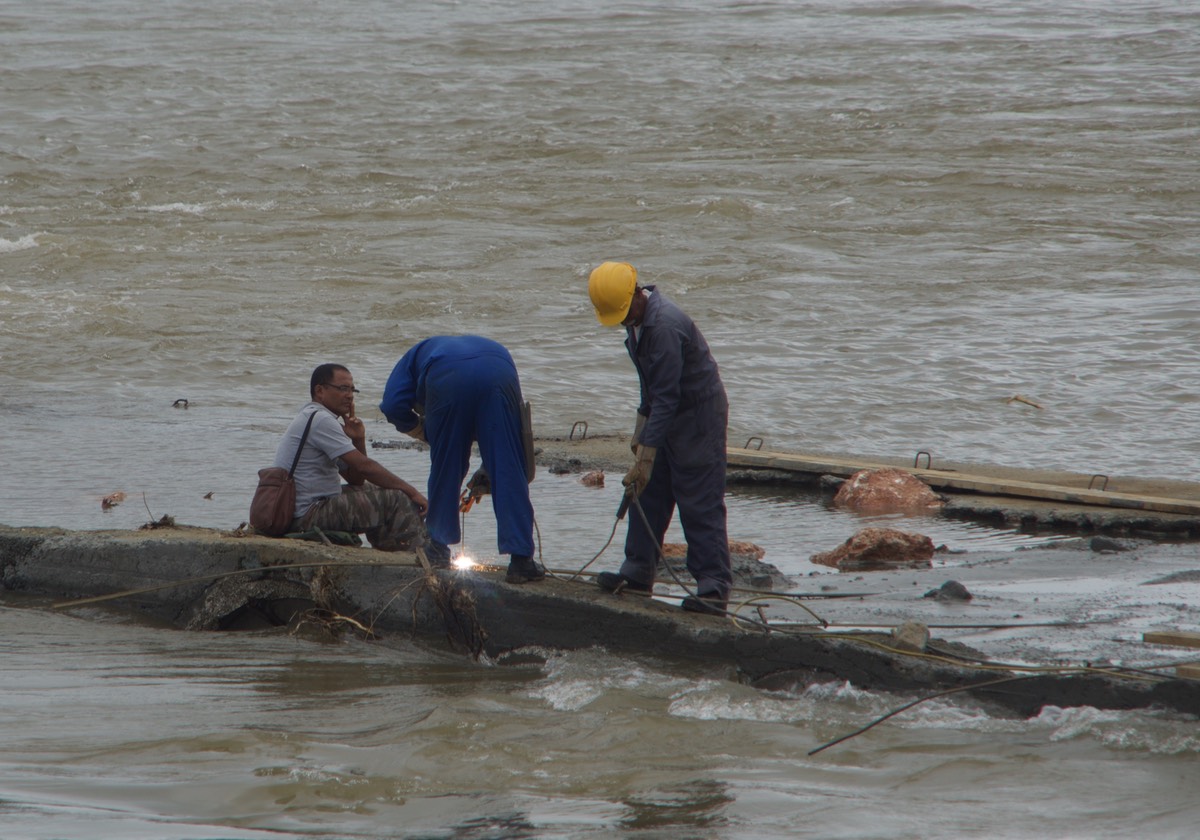 161201 Baracoa Cuba river Toa getting the job done