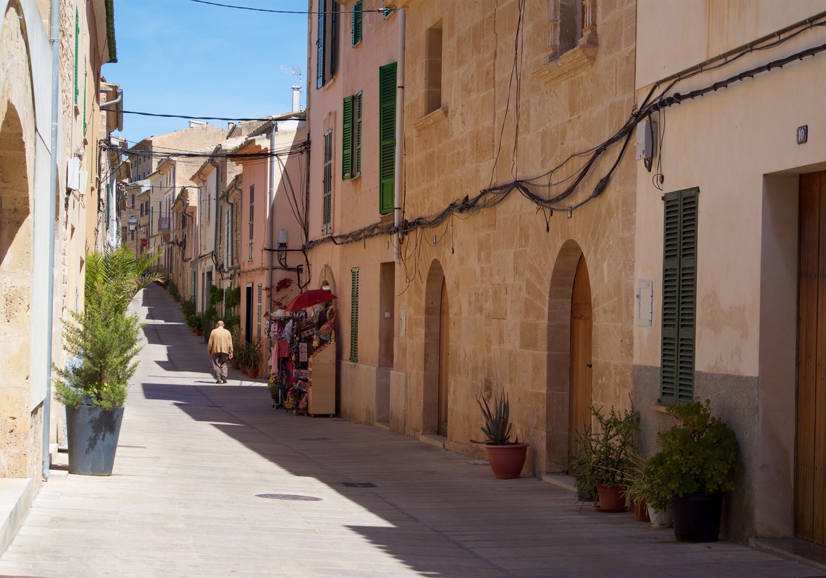 170502 Walking Alcudia Old Town Mallorca