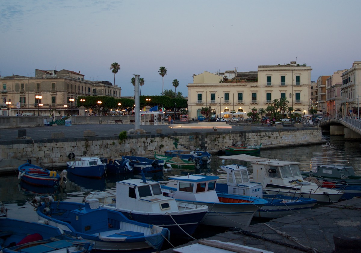 170719 Syracuse Small Harbour by night to island