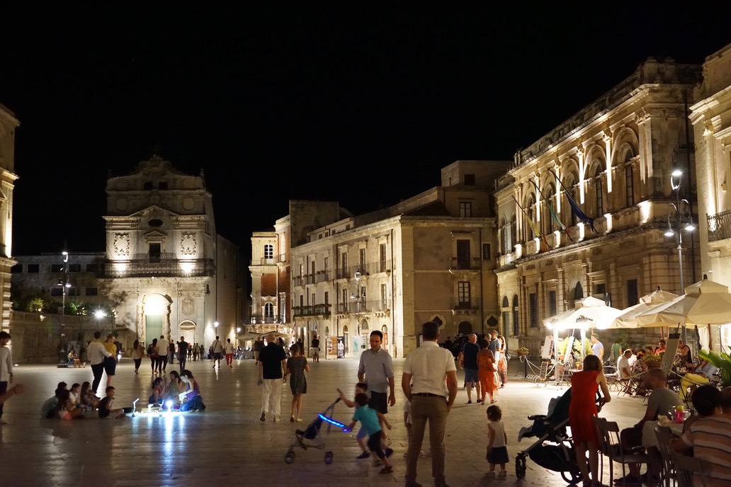 170719 28 Syracuse Plaza Duoma by night