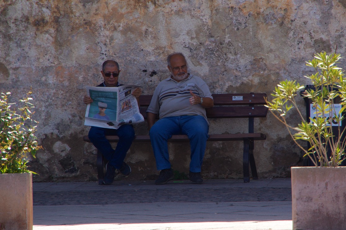 170930 1 People watching Alghero Sardegna Harbour