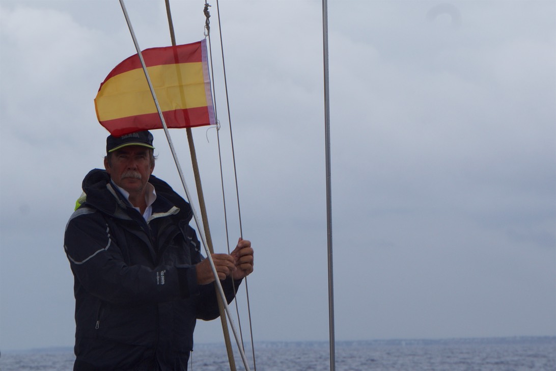 171002 3 Sailing Alghero Sardegna Harbour  for Mallorca Spain Spanish flag