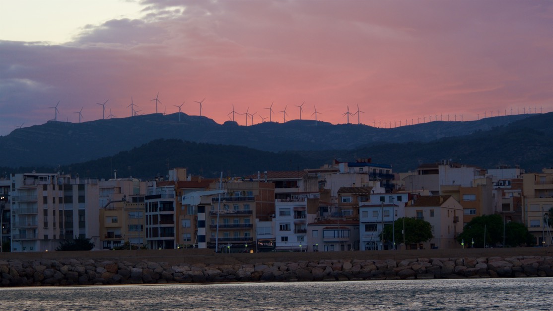 180612 22 BlowingL Ampolla wind turbines at work