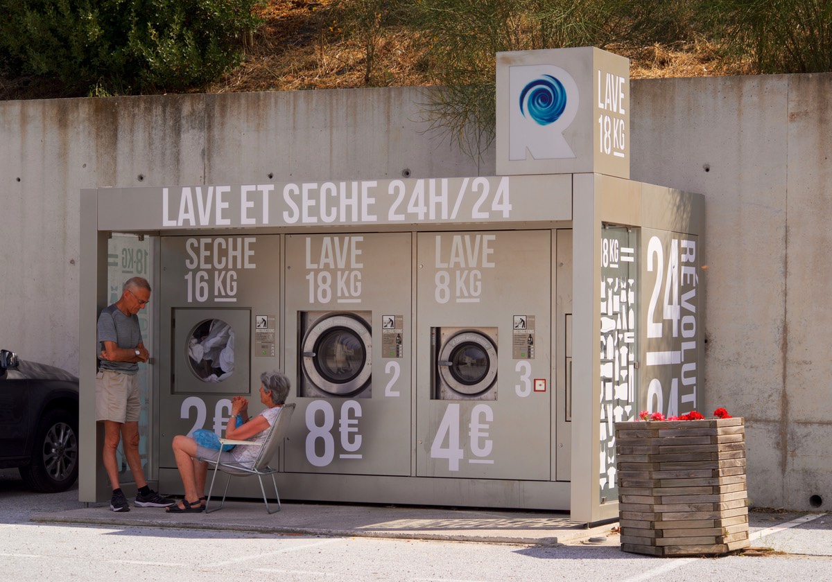 180621 Port Vendres Laundromat Roadside