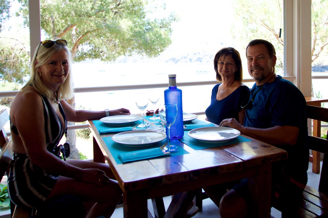 180629 4 Cala de La Pelosa Lunch Lee Barry and Kim