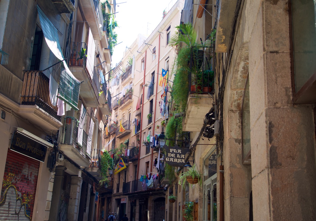180725 Walking old town Catalan Flags