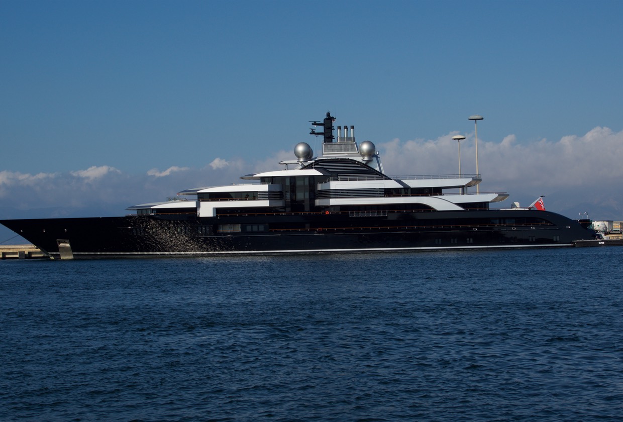 190720 One very large but beautiful Ship