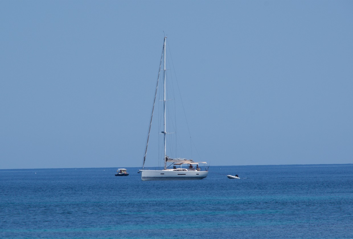 190723 Malfatano Beach Savvy of London Arriving