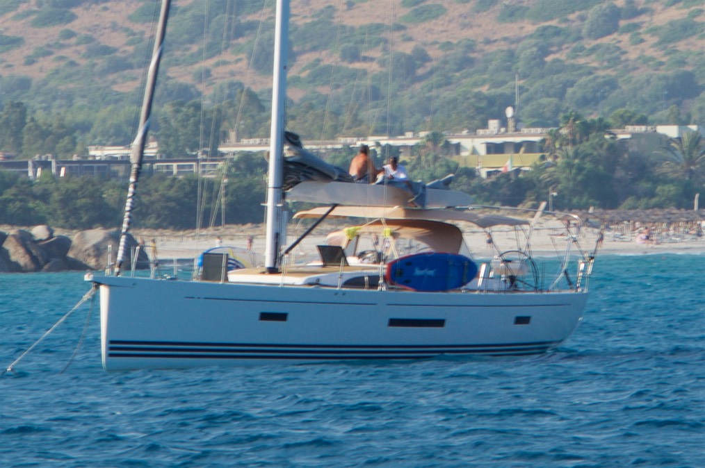 190727 2 Andrew and Paul fixing Savvys sail  Porto Giunco  Cagliari
