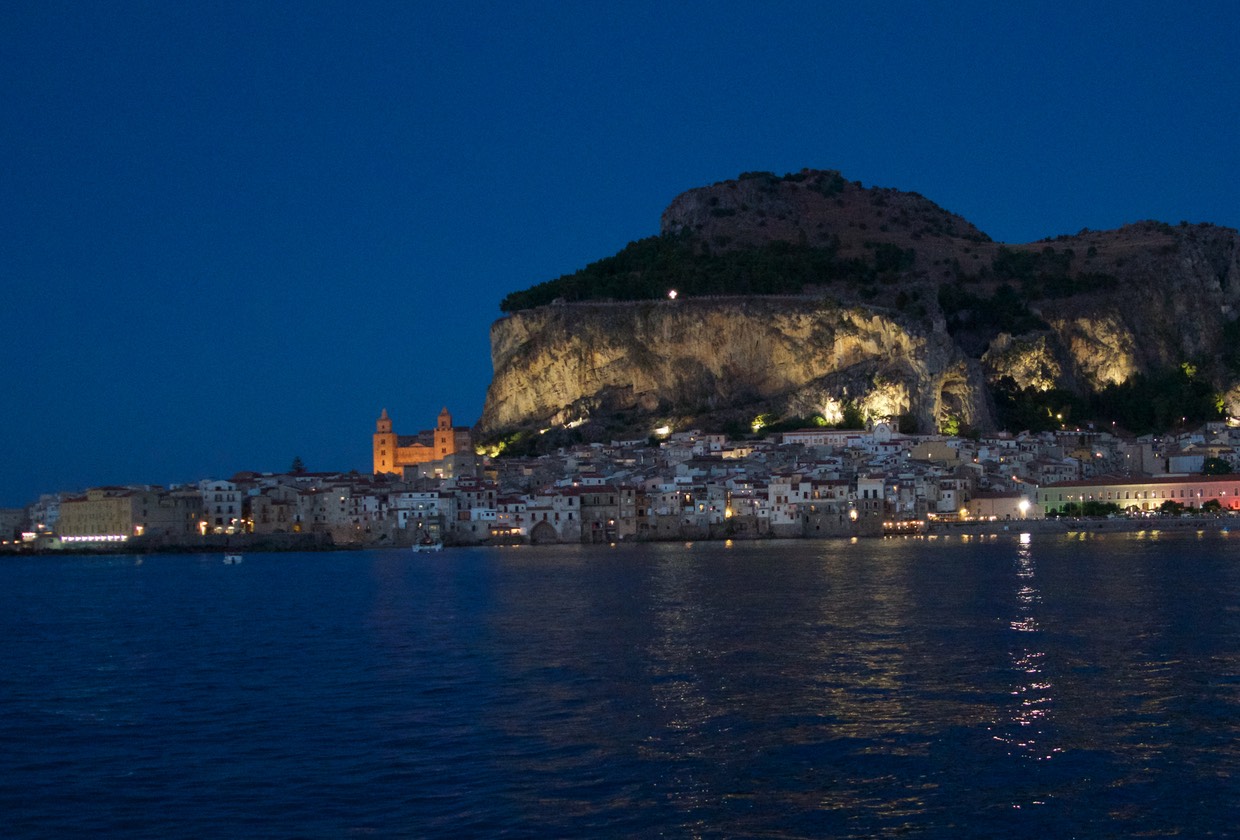 190731 Stunning backdrop Cefalu Rock Illuminated