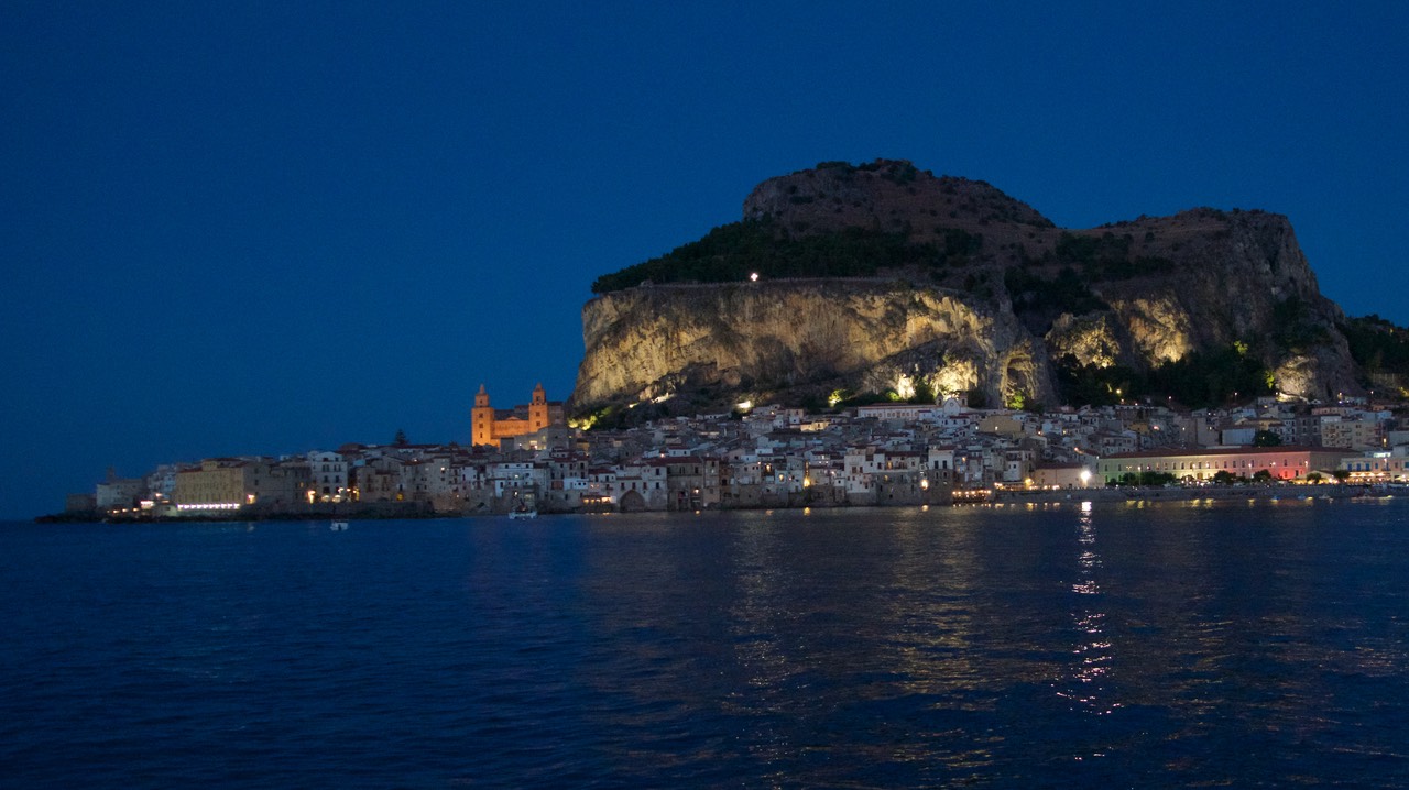 190731 10 Stunning backdrop Cefalu Rock Illuminated