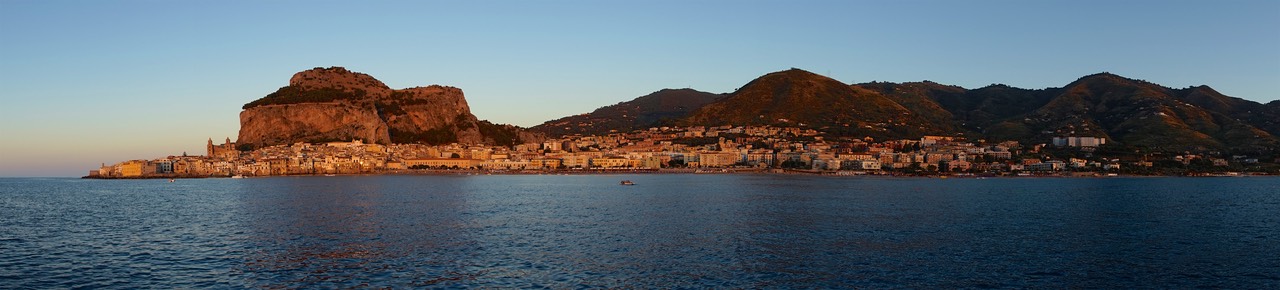 190731 8 Stunning backdrop Cefalu on sunset