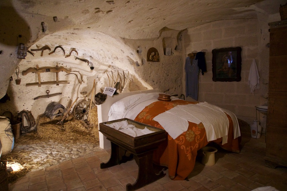 190811 14 Matera town of Basilicata Typical Sassi Home setup
