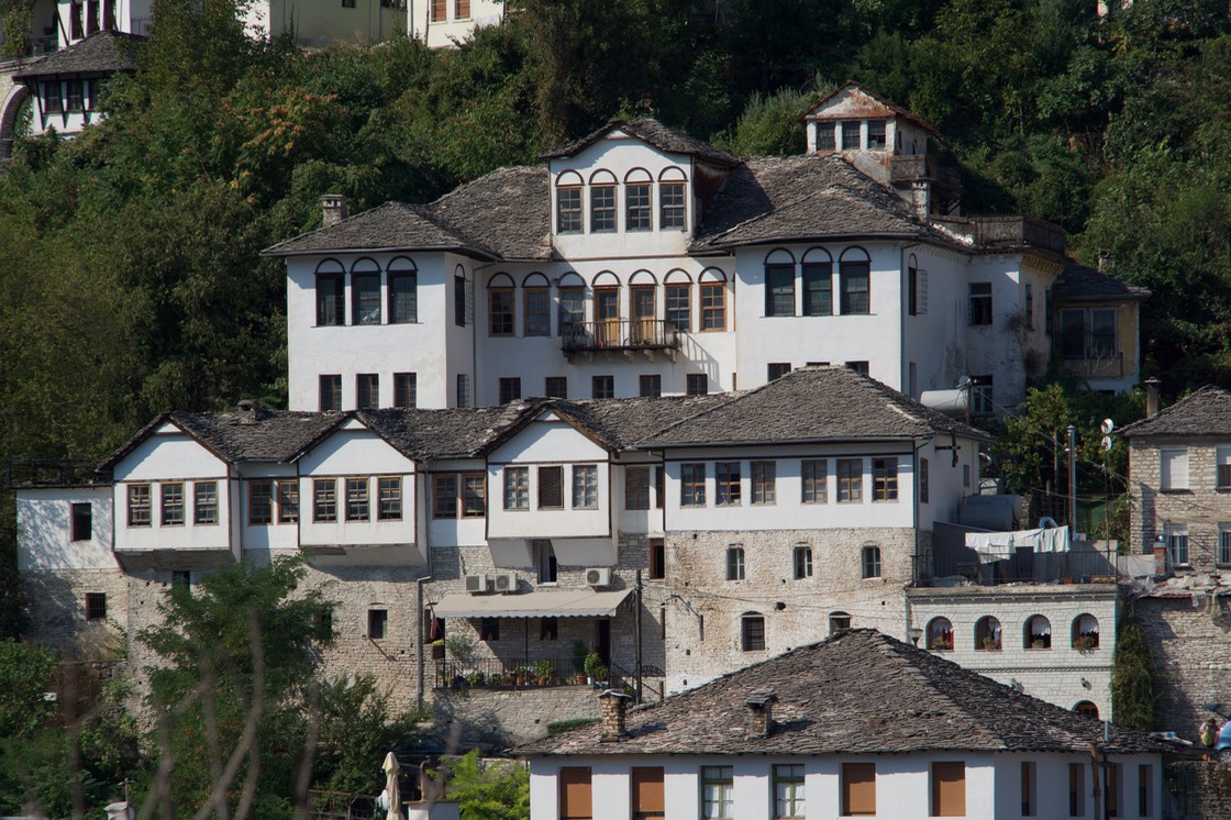 190823 4 Walking Gjirokaster the wealthier houses picked by the number of chimneys