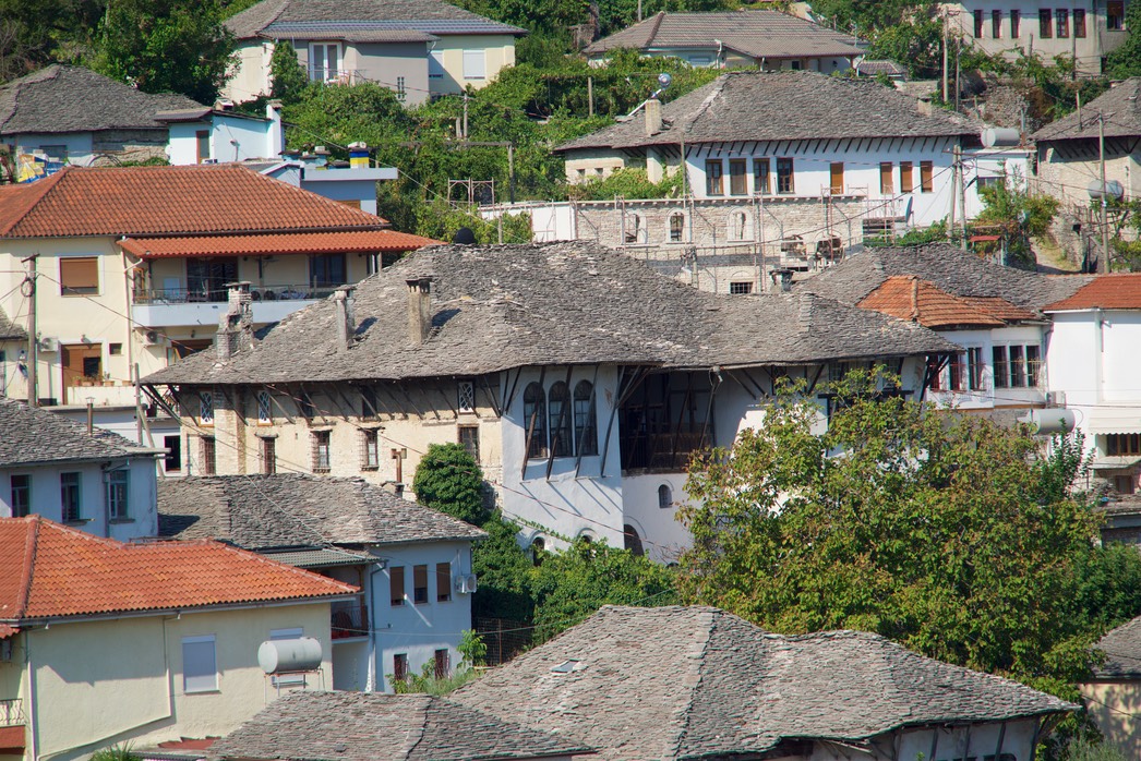 190823 5 Walking Gjirokaster the wealthier houses picked by the number of chimneys