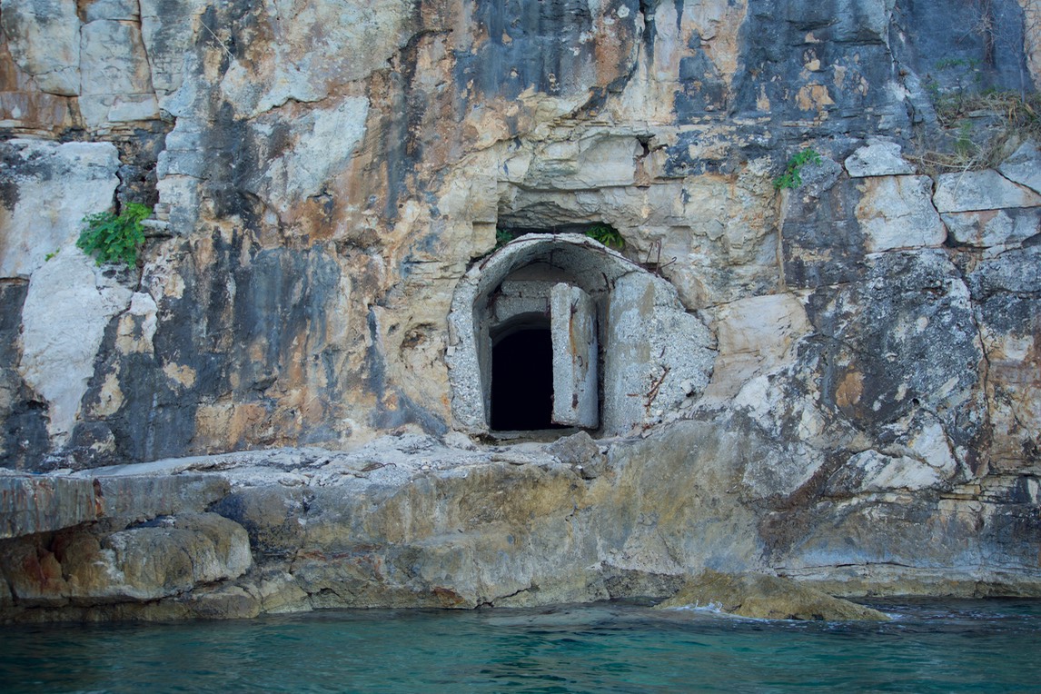 190829 15 Dinghy exploring Gjiri Shengjergjit Bunker Door